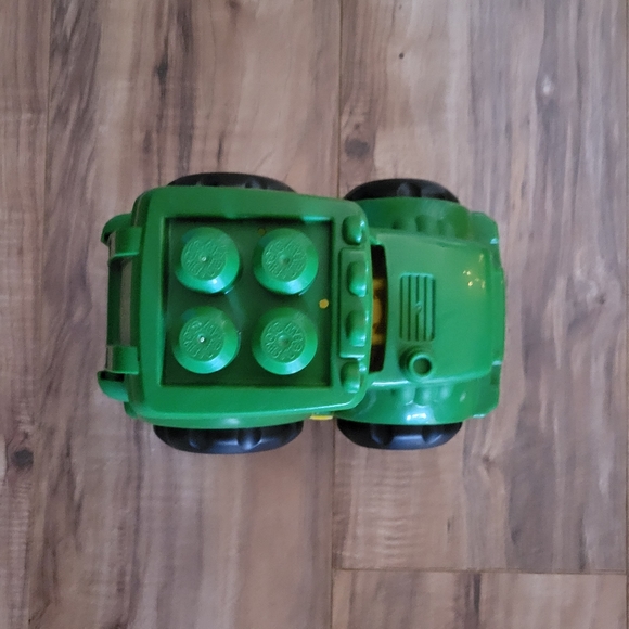 MEGA BLOKS John Deer Tractor - Picture 5 of 5